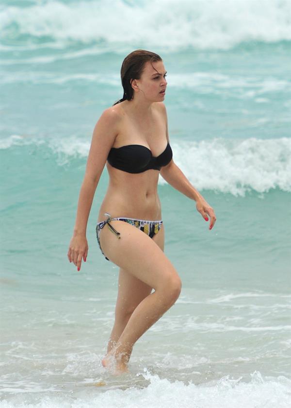 Aimee Teegarden beach candids in Miami 09.06.2011