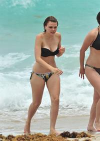 Aimee Teegarden beach candids in Miami 09.06.2011
