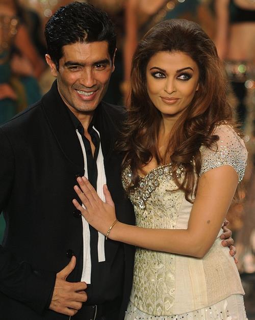 Aishwarya Rai Manish Malhotra Creations during hdil India Couture week in Mumbai on October 6, 2010 