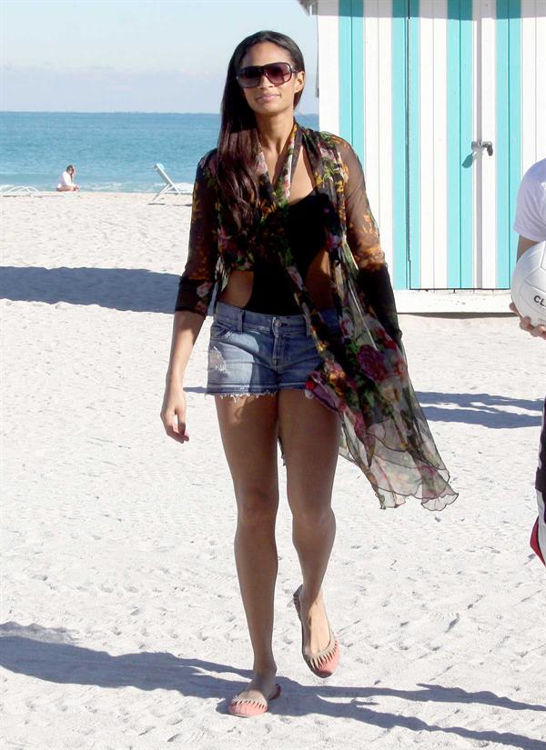 Alesha Dixon - Soaking in the sun in South Beach - FL - 15-12-10 (bikini)