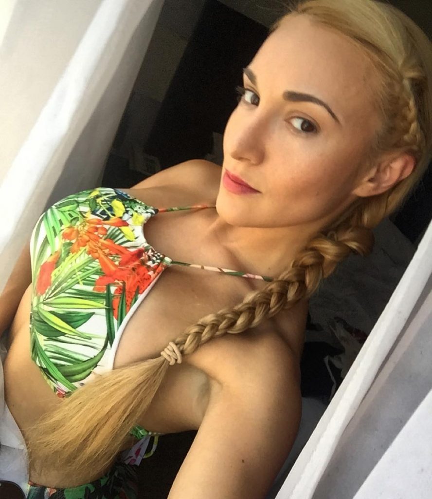 Katerina Schload taking a selfie