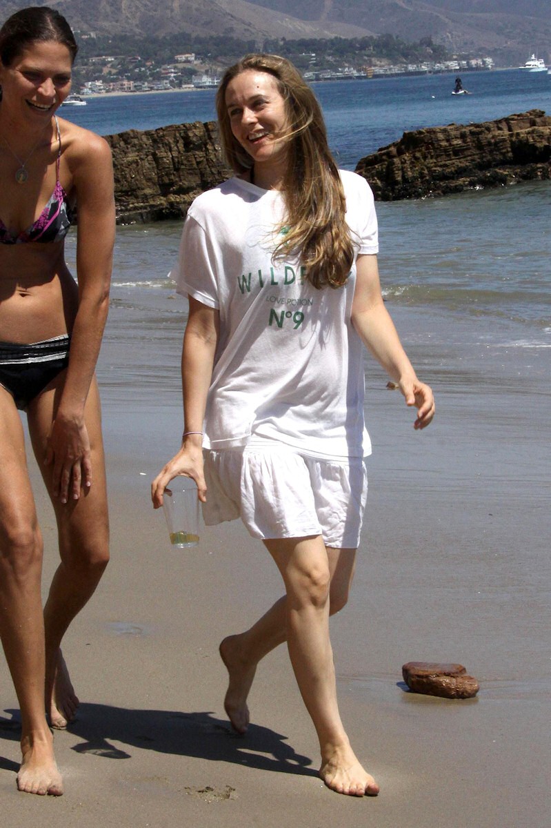 Alicia Silverstone Pictures Alicia Silverstone walking on the beach in Malibu