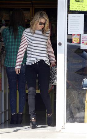 Ali Larter at the dog groomers in Los Angeles 10/22/13  