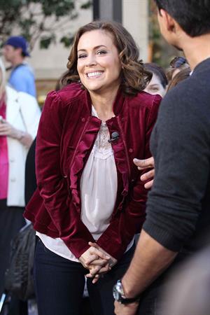 Alyssa Milano Extra at the Grove in Los Angeles November 30, 2010