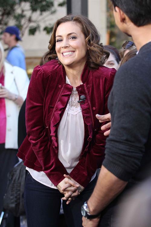 Alyssa Milano Extra at the Grove in Los Angeles November 30, 2010