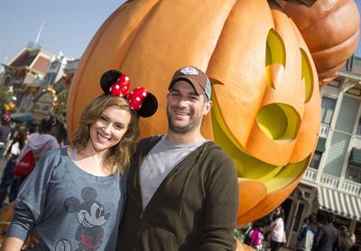 Alyssa Milano Celebrate Halloween Time at Disneyland in Anaheim 26.10.1 