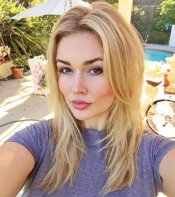 Hunter McGrady taking a selfie