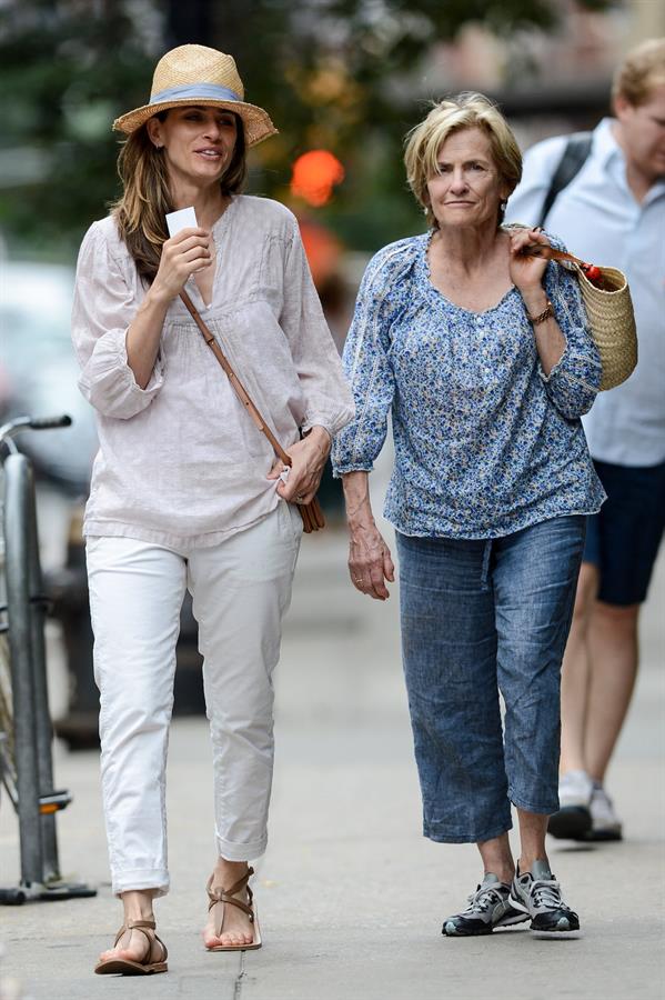 Amanda Peet - Out with her mom - August 25, 2012