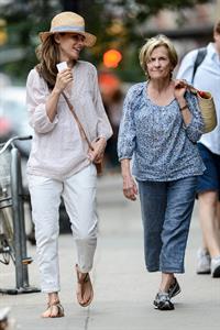 Amanda Peet - Out with her mom - August 25, 2012