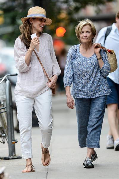 Amanda Peet - Out with her mom - August 25, 2012