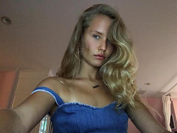 Sailor Brinkley Cook taking a selfie