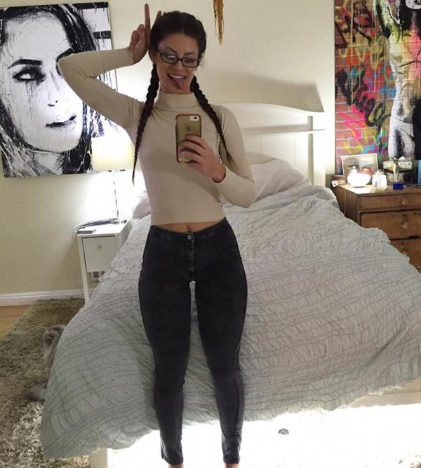 Hannah Stocking taking a selfie