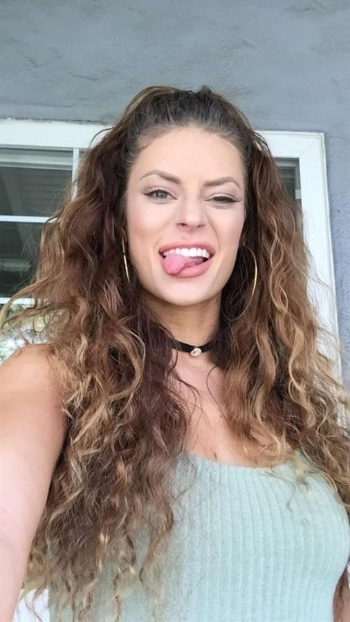 Hannah Stocking taking a selfie