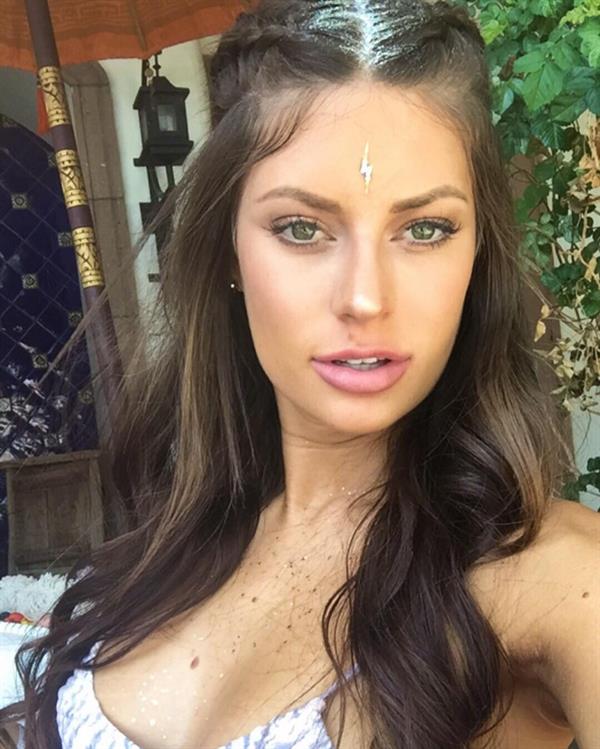 Hannah Stocking taking a selfie