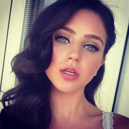 Ryan Newman taking a selfie