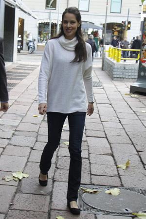Ana Ivanovic Enjoys a stroll in Milan November 30, 2012  