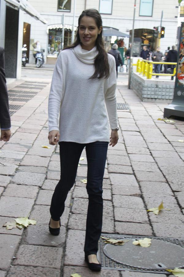 Ana Ivanovic Enjoys a stroll in Milan November 30, 2012  