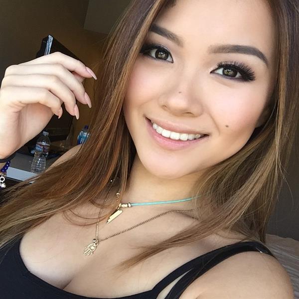 Vicki Li taking a selfie