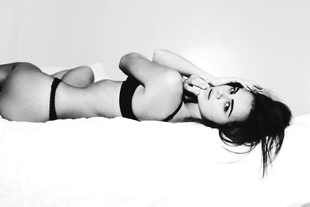 Xenia Deli in lingerie