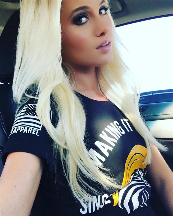 Tomi Lahren taking a selfie