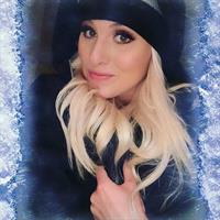 Tomi Lahren taking a selfie