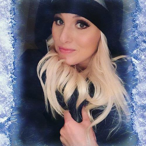 Tomi Lahren taking a selfie