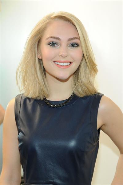 AnnaSophia Robb - Portraits At The Today Show In New York January 24, 2013 