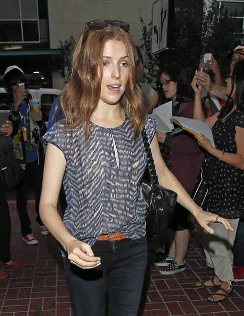 Anna Kendrick - Arrives LAX & greets fans heading to Comic-Con in San Diego (July 13, 2012)