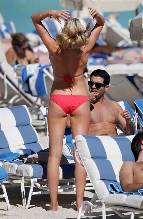 Anne Vyalitsyna bikini candids in Miami 11/22/12 