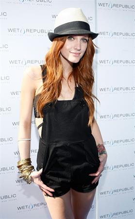 Ashlee Simpson celebrates 25th birthday with her sister Jessica at the MGM Grand 