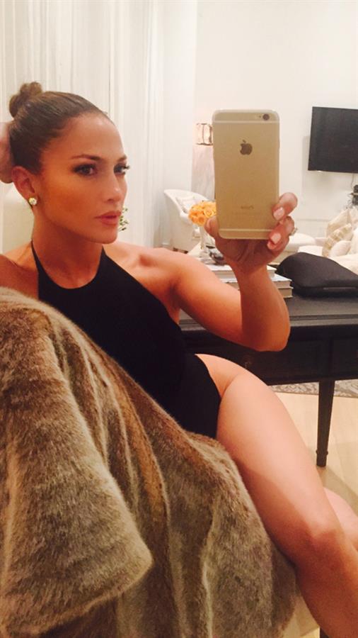 Jennifer Lopez taking a selfie