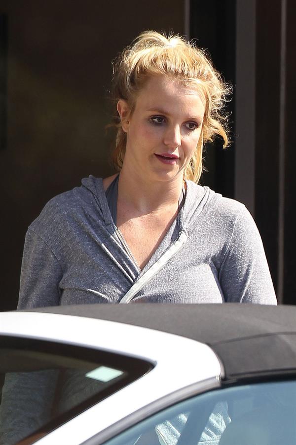 Britney Spears Leaving dance studio in Sherman Oaks, Los Angeles 23.10.2013 