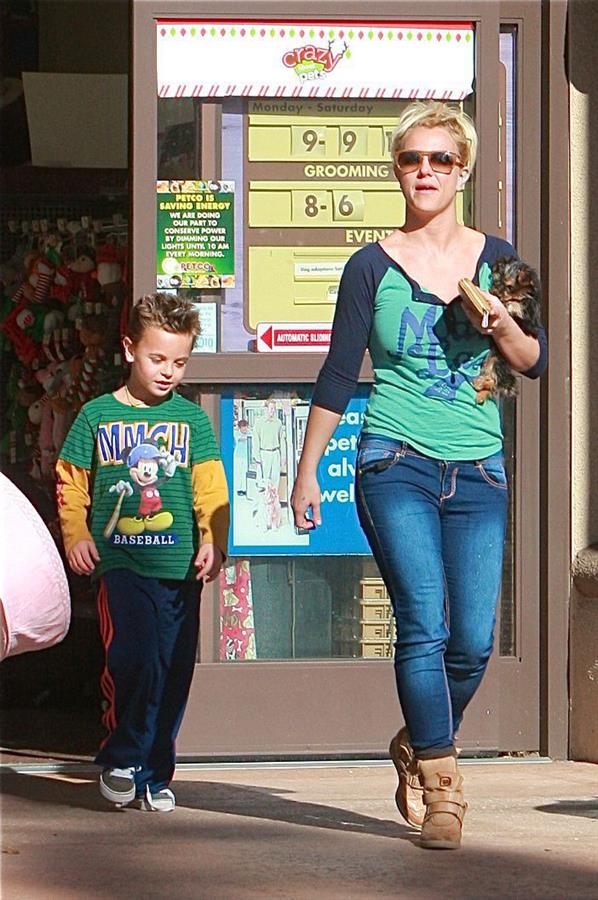 Britney Spears Heads to an appointment in Calabasas, California (November 17, 2012) 