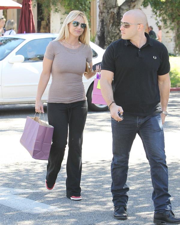 Britney Spears out shopping in Calabasas 10/23/12 