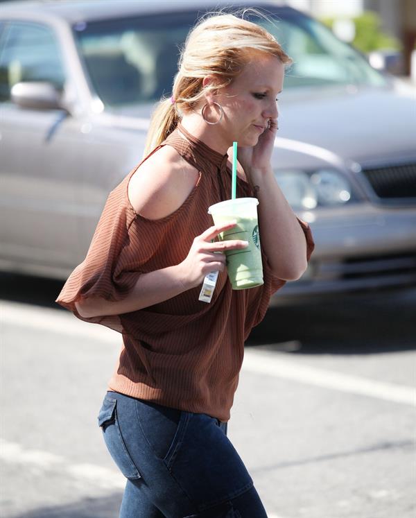 Britney Spears in jeans leaving Starbucks LA (10/04/12) 