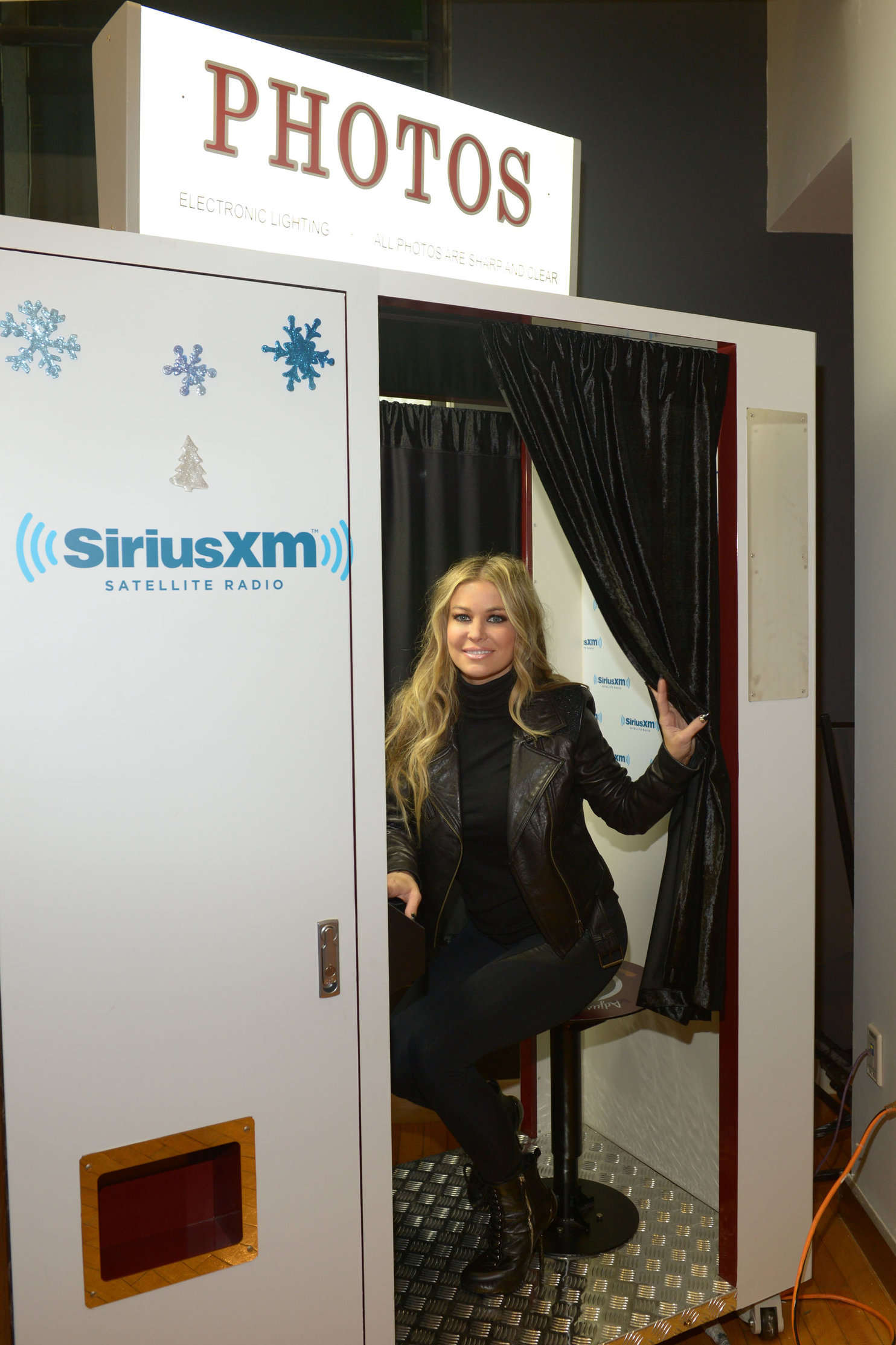 Carmen Electra Enters the Sirius M Studios in New York 05.12.12 