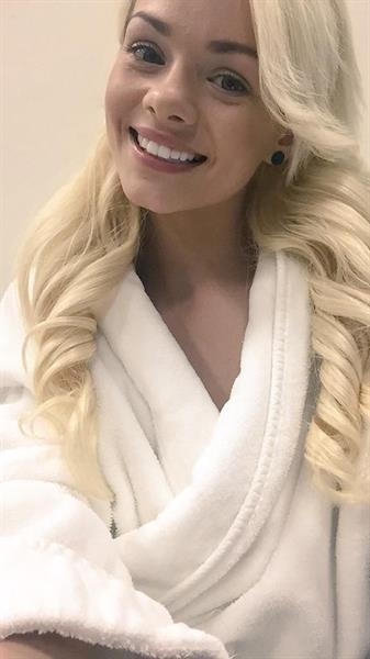 Elsa Jean taking a selfie