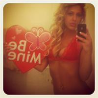 Jillisa Lynn in a bikini taking a selfie