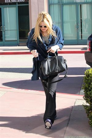 Dakota Fanning rushes into a workout class in Los Angeles January 17, 2013 