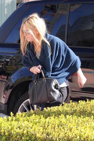 Dakota Fanning rushes into a workout class in Los Angeles January 17, 2013 