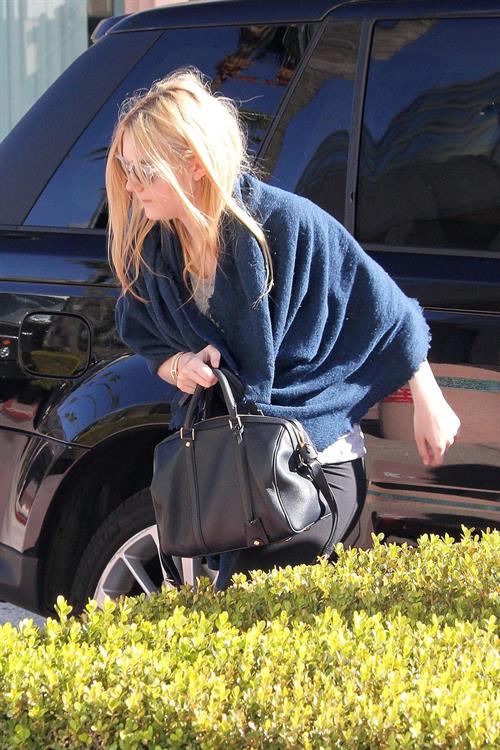 Dakota Fanning rushes into a workout class in Los Angeles January 17, 2013 