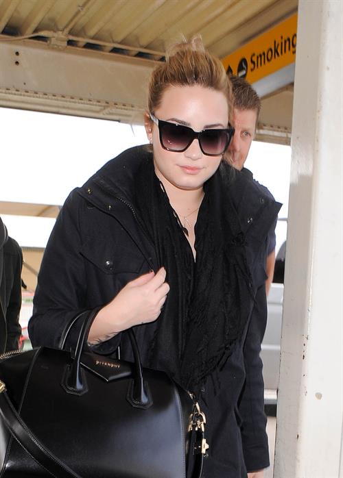 Demi Lovato - Leaves London Heathrow Airport in London (01.06.2013) 