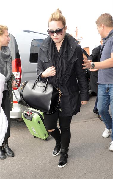 Demi Lovato - Leaves London Heathrow Airport in London (01.06.2013) 