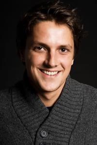 Dutch actor who is mostly known as Jeroen in a Dutch/Belgian tv show called House Anubis who was broadcast between 2006 and 2009.  (later there was also a Englisch remake called House of Anubis, the character was there called Jerome).

 After the show finished he was undestudy in a big Dutch musical, and he also had some quest performance in Dutch tv shows. 