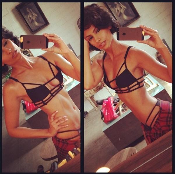 Nazanin Mandi taking a selfie