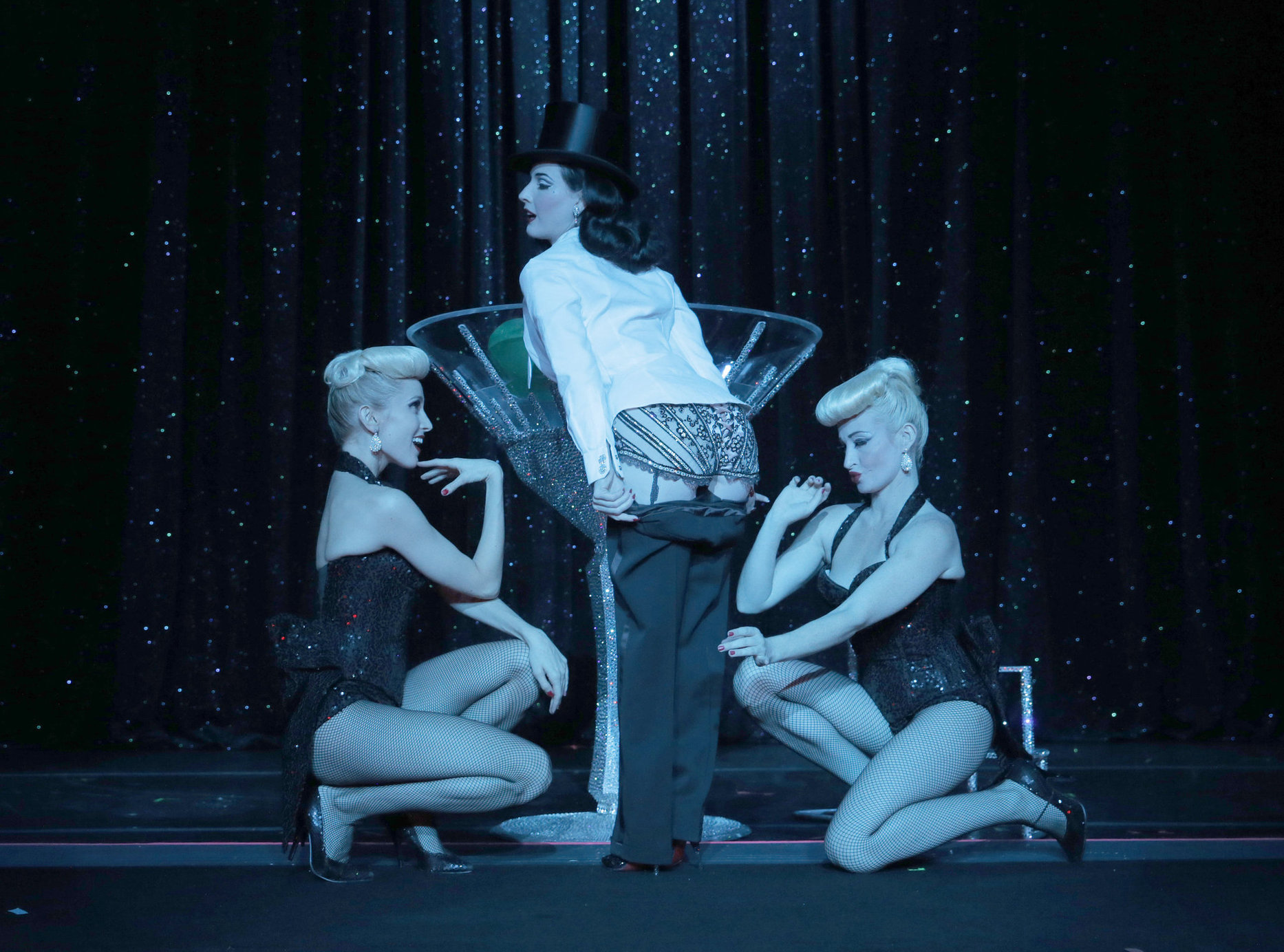 Dita Von Teese Excited for tonight's opening night in Los Angeles (19.06.2013) 