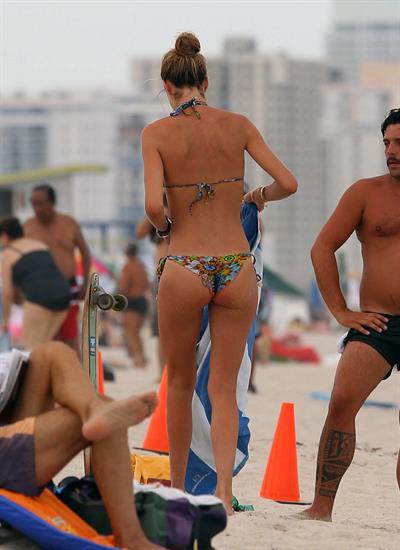 Doutzen Kroes Bikini Pictures Doutzen Kroes bikini candids on the beach in Miami, Florida Augusts 15, 2012