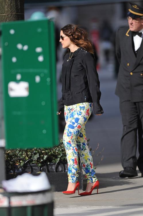 Drew Barrymore in cute leggings in New York City (21.03.2013) 