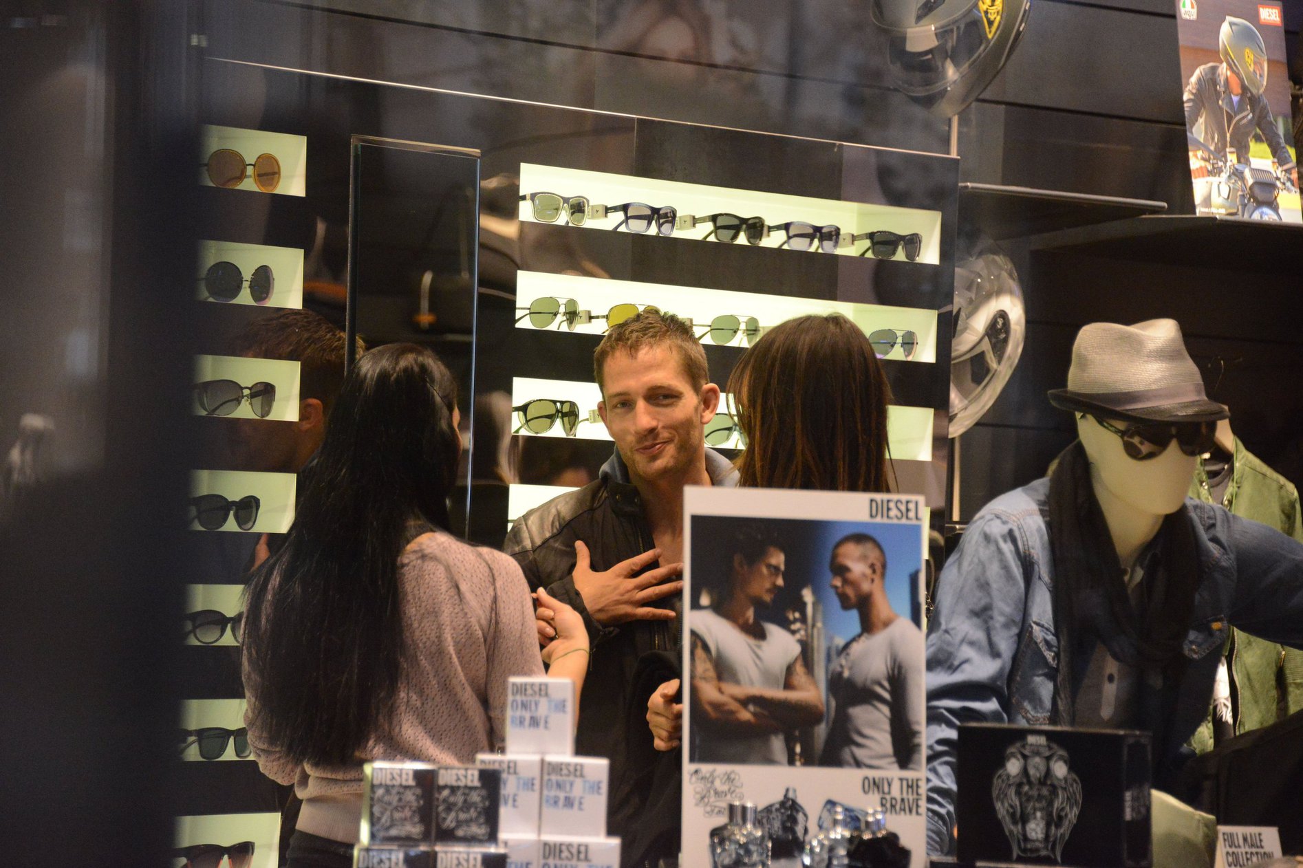 Elisabetta Canalis Pictures Elisabetta Canalis out and about in Milan (29.03.2013)