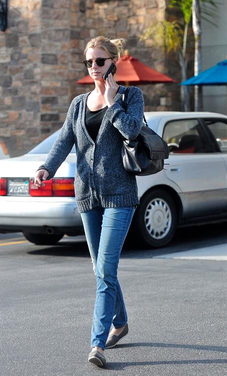 Emily VanCamp picks up some groceries at a Gelson's in LA October 6, 2012 